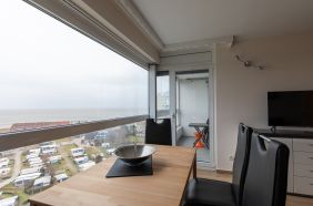 Wohnzimmer mit direktem Meerblick und zugang zum Balkon