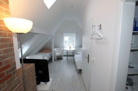 Wohnung 6 im Dachgeschoss, Wohnzimmer mit Doppelbett und Einzelbett