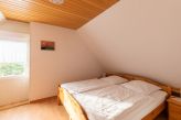 Schlafzimmer 1 im 1. Obergeschoss mit Doppelbett