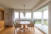Wohnzimmer mit Essplatz für 4 Personen und Blick auf die Nordsee