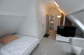 Wohnung 6 im Dachgeschoss, Wohnzimmer mit Doppelbett und Einzelbett