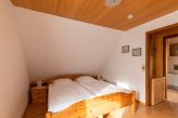 Schlafzimmer 1 im 1. Obergeschoss mit Doppelbett